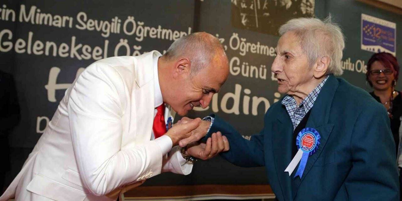 Başkan Akgün: “Öğretmenler toplumların sönmeyen ışıklarıdır”