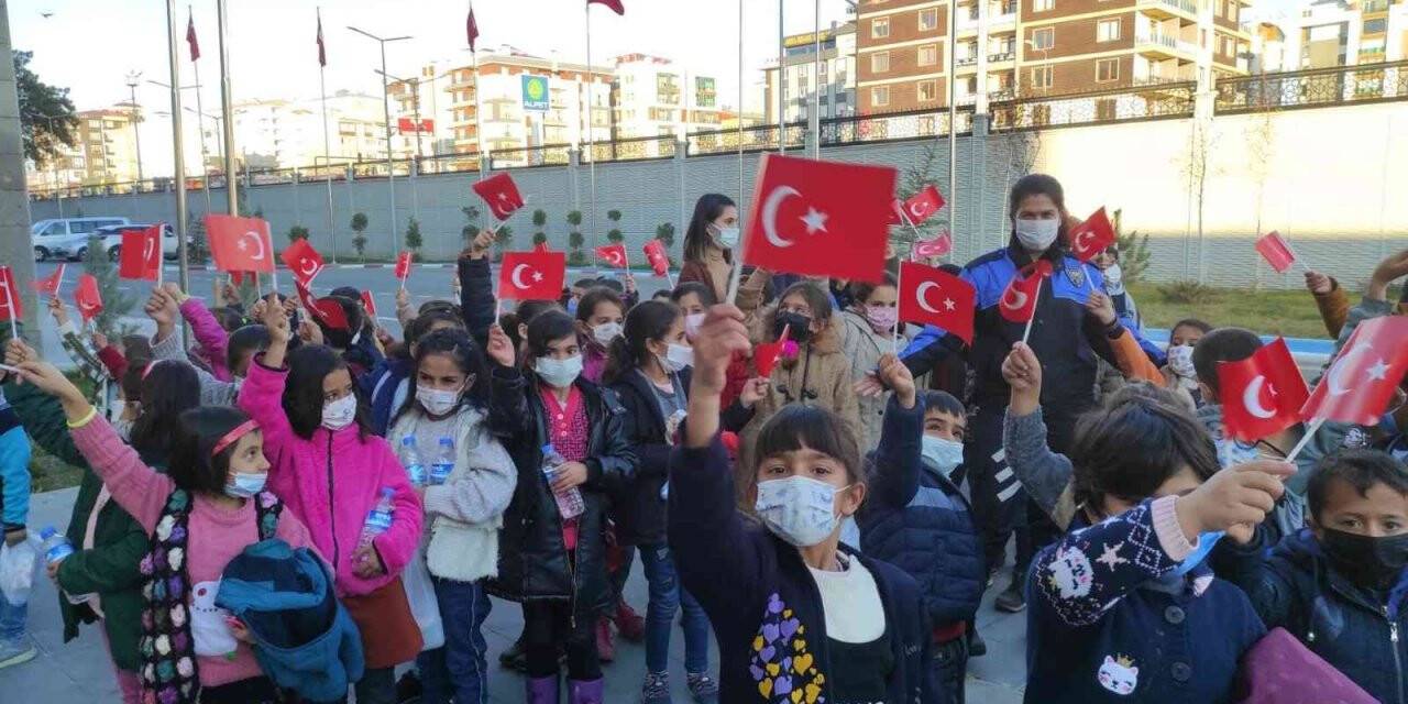Van polisi öğrencileri sinemayla tanıştırdı