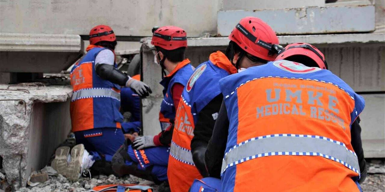 Kahraman UMKE personeli sürekli eğitiliyor