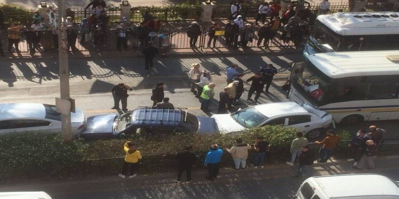 Halk otobüsünün freni patladı, kırmızı ışıkta bekleyen 6 araç zincirleme kazaya karıştı