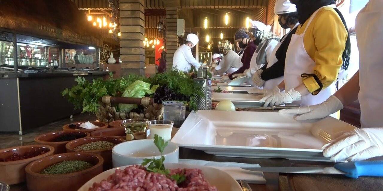 Arnavutköy’de öğretmenler mutfağa girdi, en güzel köfteyi pişiren yarım altın kazandı