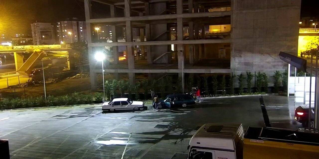 Büyükçekmece’de damperi açık hafriyat kamyonunun üst geçide takıldığı anlar kamerada