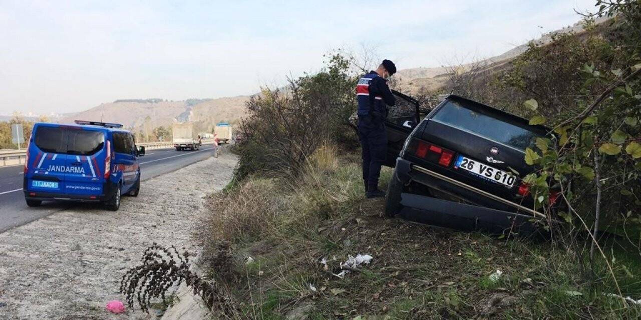 Otomobil şarampole devrildi: 4 yaralı