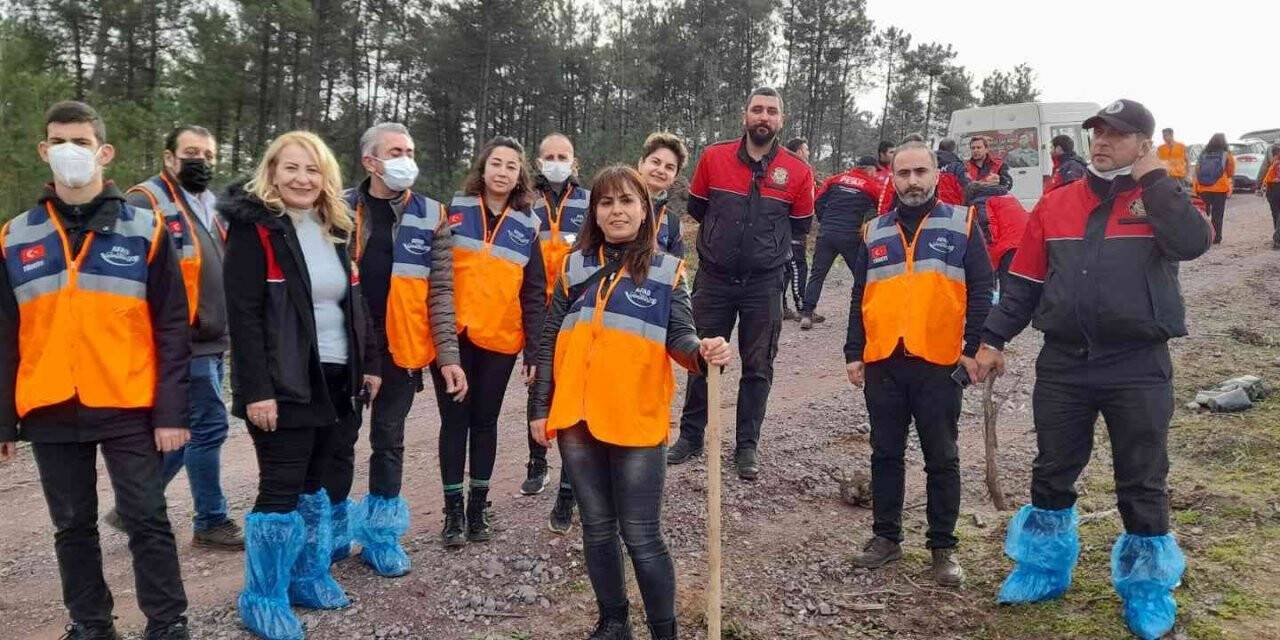 Kartal Belediyesi ekipleri fidanları toprakla buluşturdu