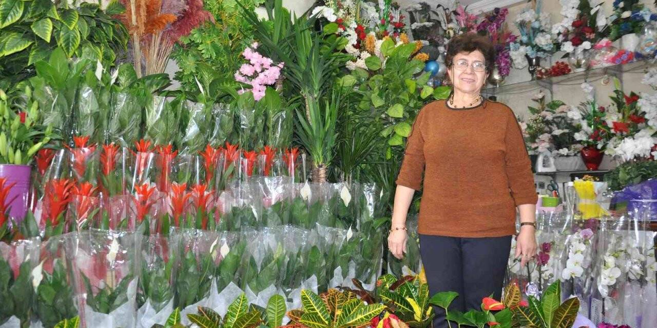 Kars’ta çiçekçiler öğretmenler için hazırlanıyor