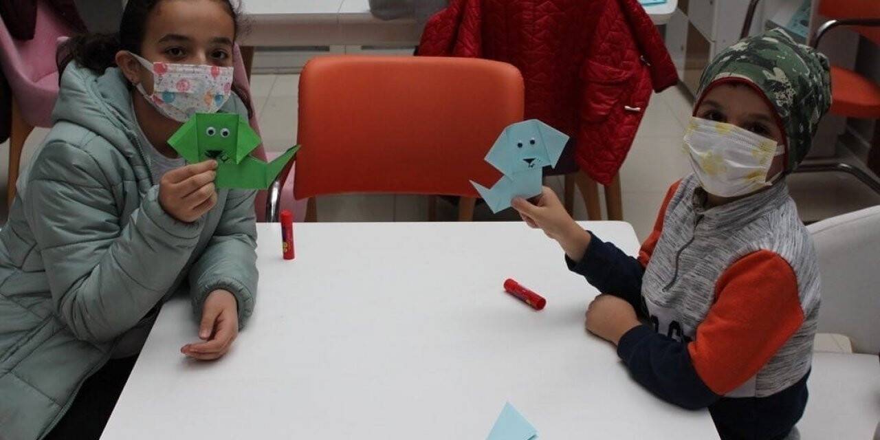 Minik kitapseverler kütüphanede origami sanatını öğrendi