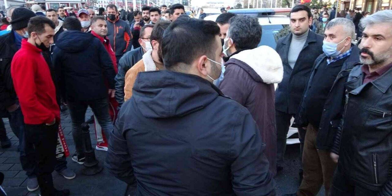 Beyoğlu’nda çorap satan seyyar satıcının ağabeyi zabıta amirine saldırdı