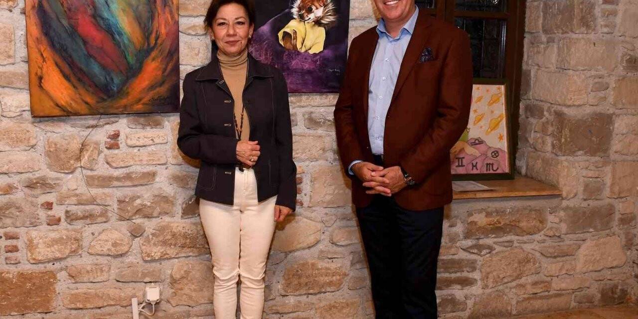 Kuşadası’ndaki resim sergisi beğeni topladı