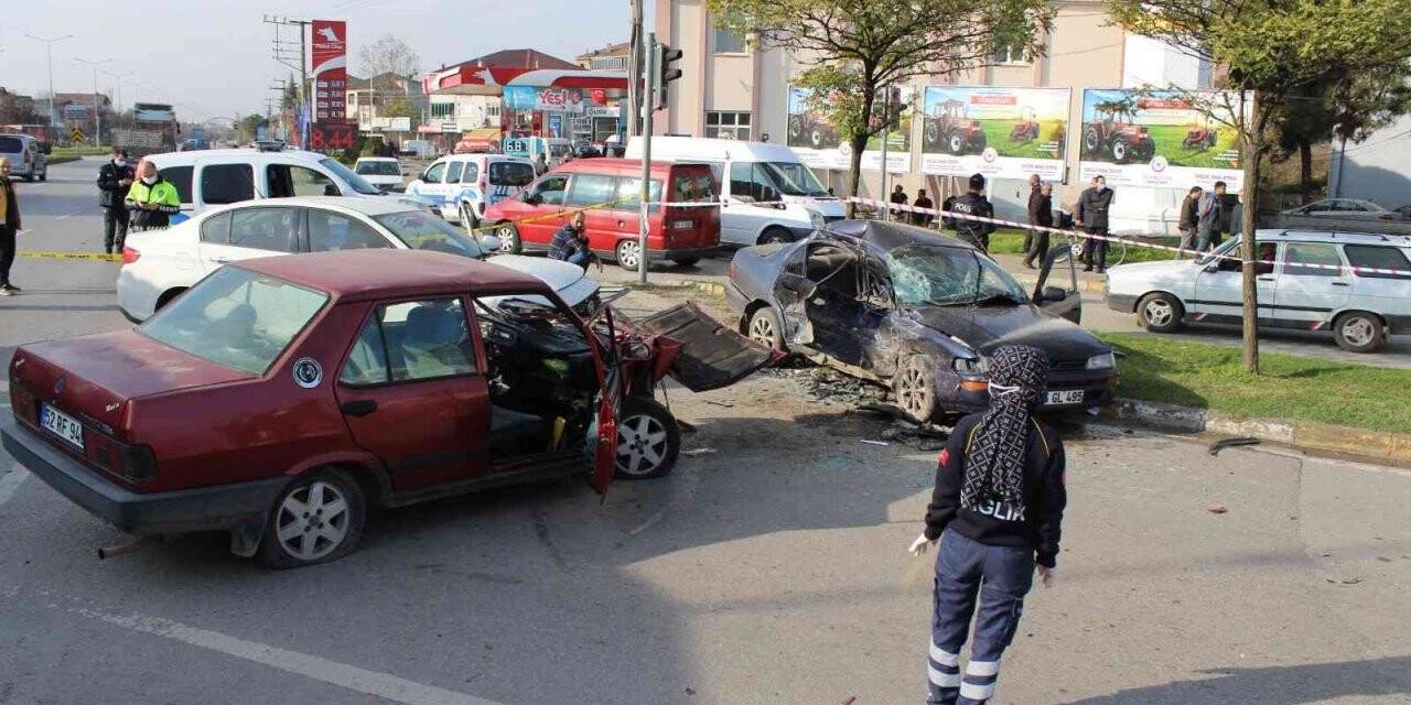 Samsun’da 3 otomobil birbirine girdi: 1 ölü, 3 yaralı