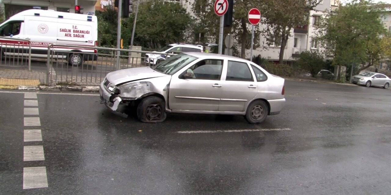 Eyüpsultan’da kontrolden çıkan otomobil trafik ışıklarına çarptı