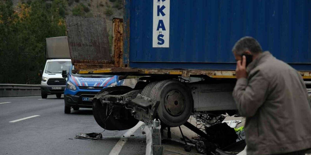 Kontrolden çıkan tır bariyerlere çarptı, zincirleme kaza yaşandı