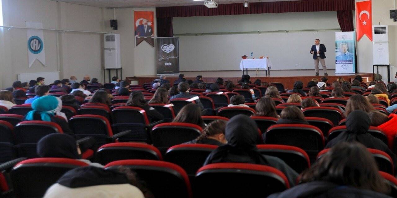 SAÜ İletişim Fakültesi Dekanı, sosyal medya ve dijital medyanın önemini anlattı