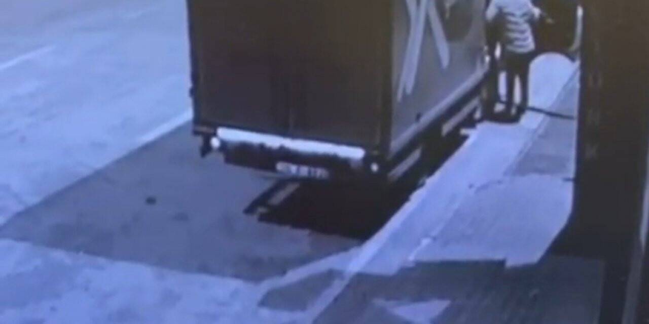 Kargo aracıyla gelip rögar kapağını çaldılar