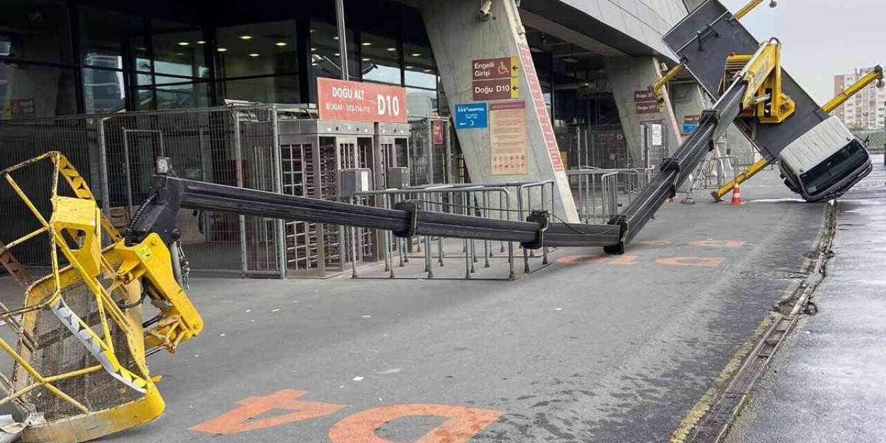 Galatasaray Stadyumu’nda vinç devrildi: 3 yaralı