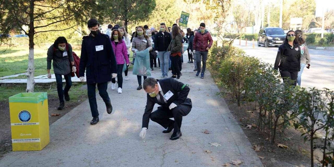 Üniversitenin gönüllüleri kampüsteki atıkları topladı