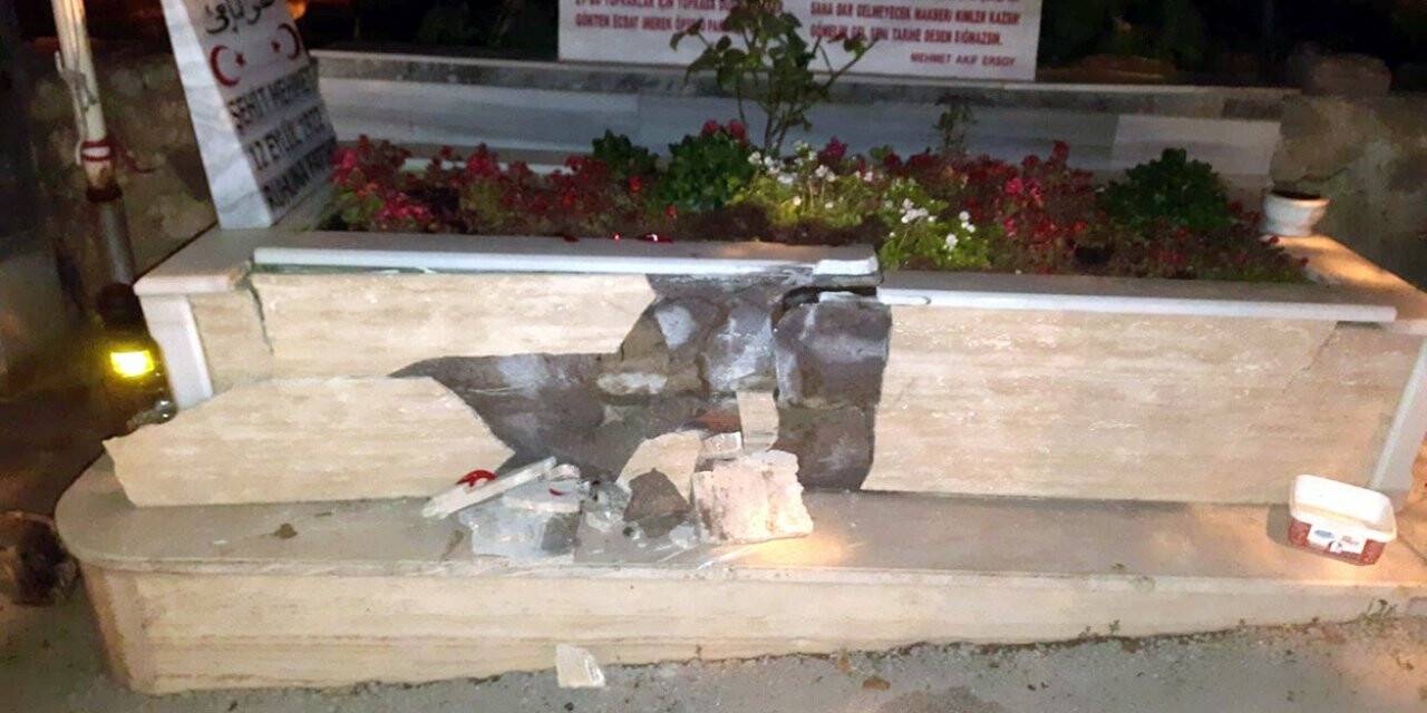 Otomobiliyle şehit mezarına çıktı, aracını bırakıp kaçtı