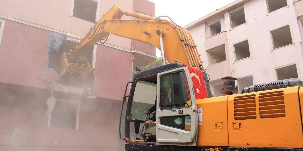 Tuzla’da deprem riski taşıyan 63 daireli site yıkıldı