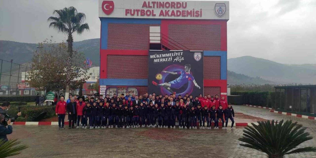 Futbolun efsaneleri Selçuk’ta buluştu