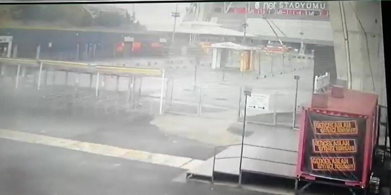 Galatasaray Stadyumu’nda 3 kişinin yaralandığı vincin devrilme anı kamerada