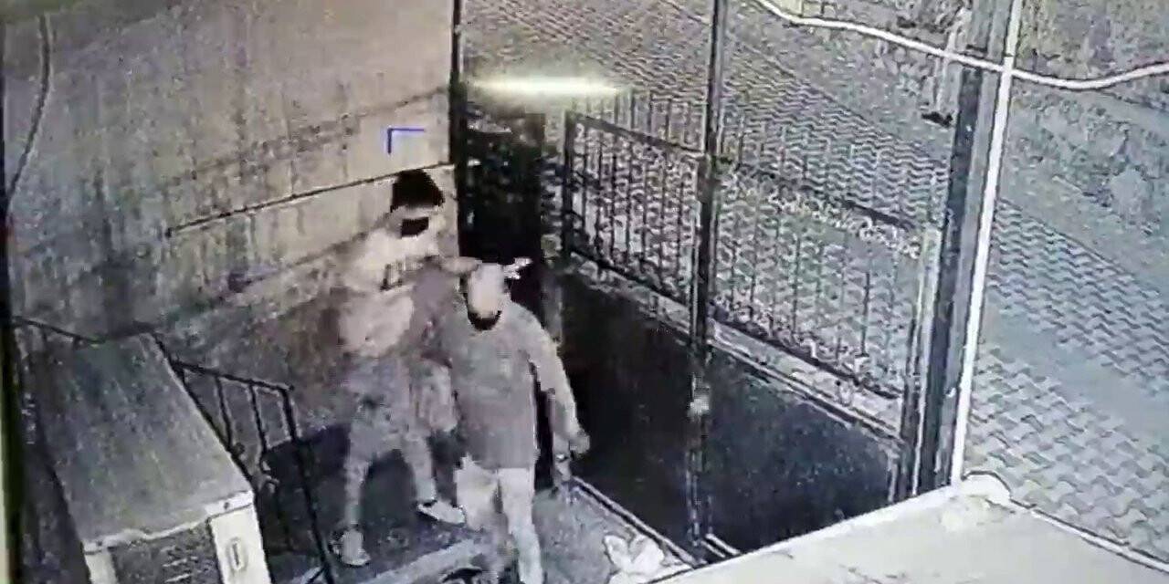 Duvarı delerek hırsızlık yapan soyguncular kamerada