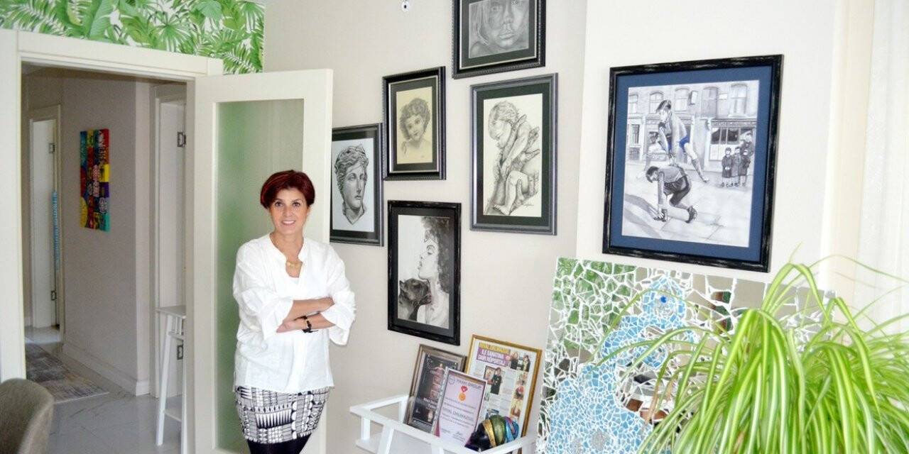 Evini sanat galerisine çevirdi