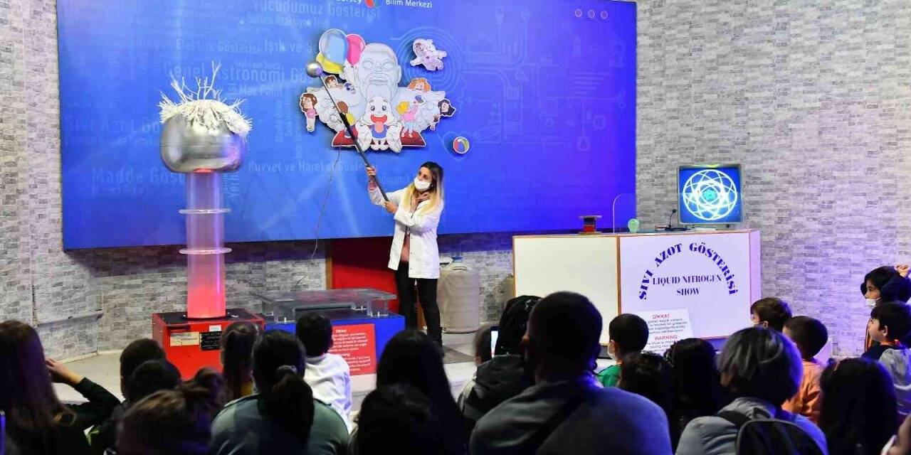 Türkiye’nin ilk bilim merkezi Feza Gürsey Bilim Merkezi, Başkentli miniklerin bilim durağı oldu