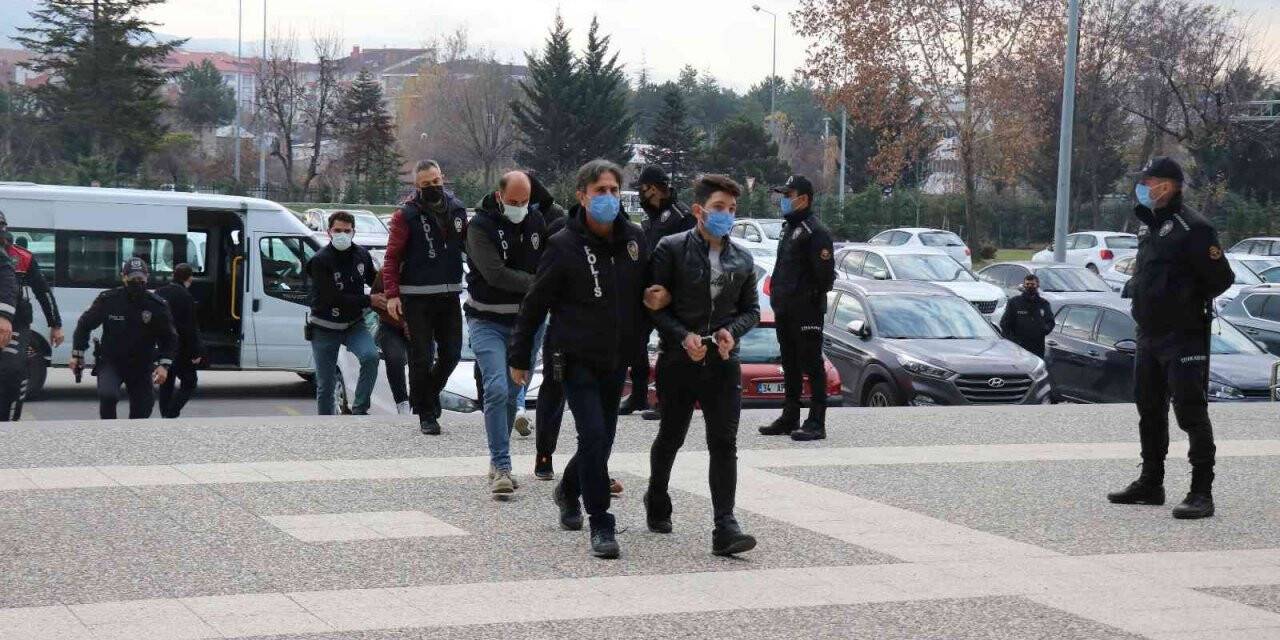 5 kişilik hırsızlık çetesinin evlerinden adeta cephanelik çıktı