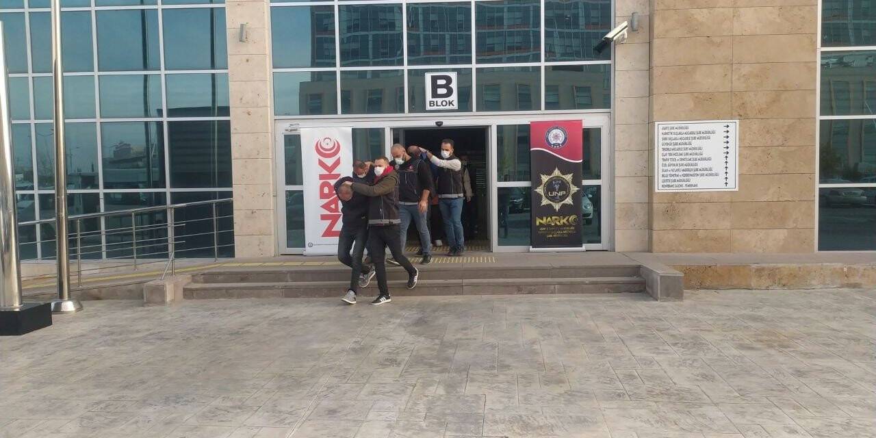 5 bin 594 sentetik hapla yakalanan 3 şüpheli tutuklandı