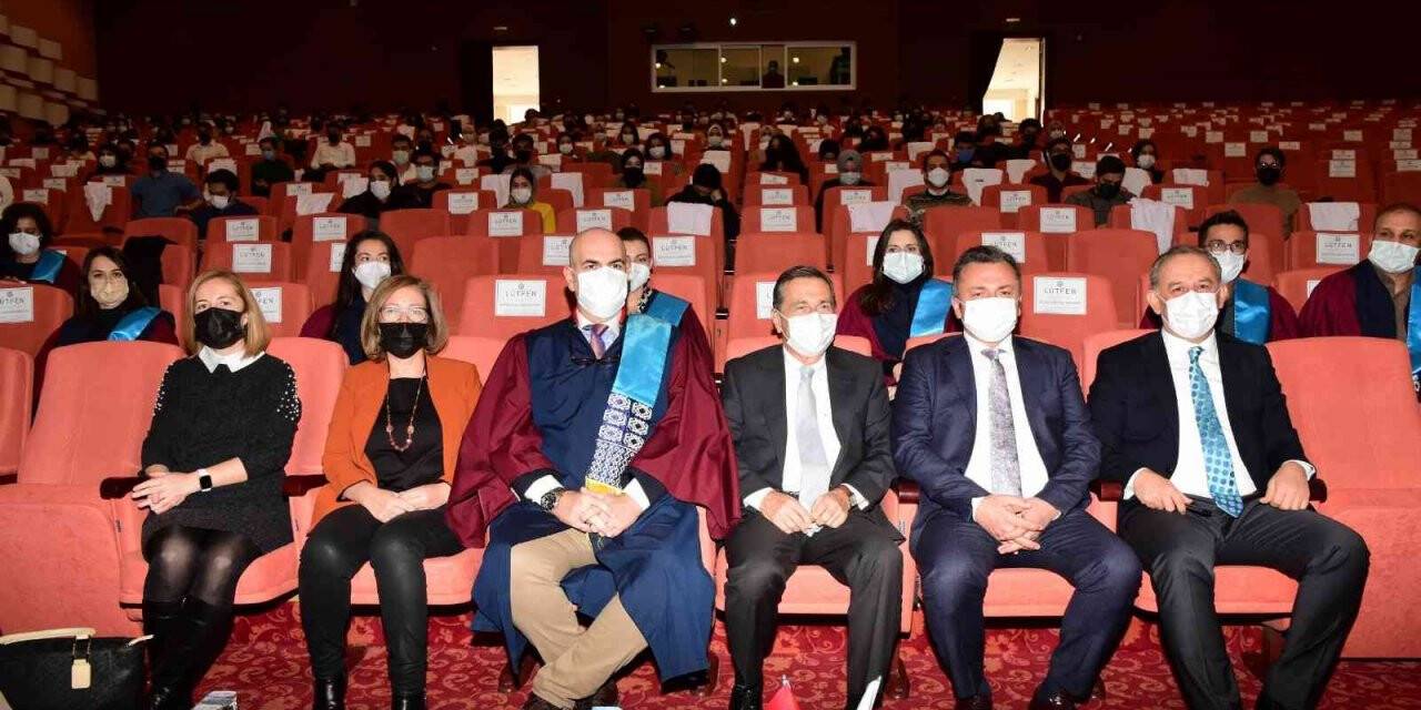 ESOGÜ’lü genç diş hekim adayları beyaz önlükleri giydi