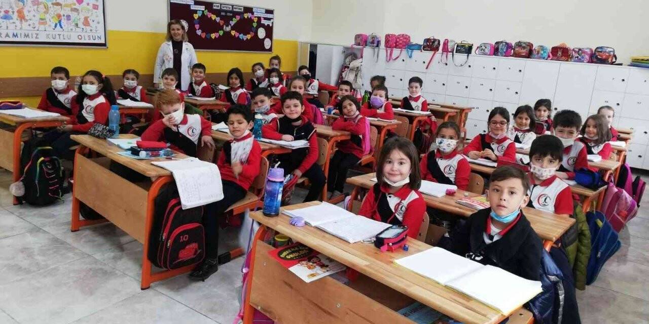 Afyonkarahisar’da öğrencilerden ‘Duygulandıran’ öğretmenler günü hediyesi