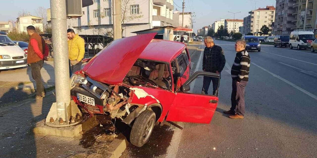 Direğe çarpan araç hurdaya döndü: 1 yaralı