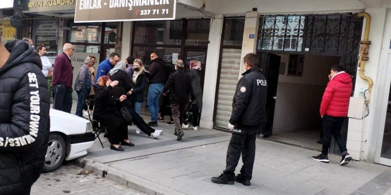 Annesini öldürüp babasını yaralayan şahıs hayatını kaybetti
