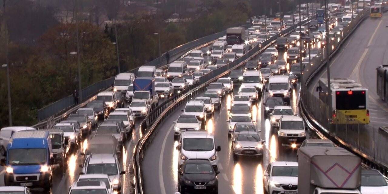 Yağışlı hava nedeniyle trafik yoğunluğu yüzde 76 oldu