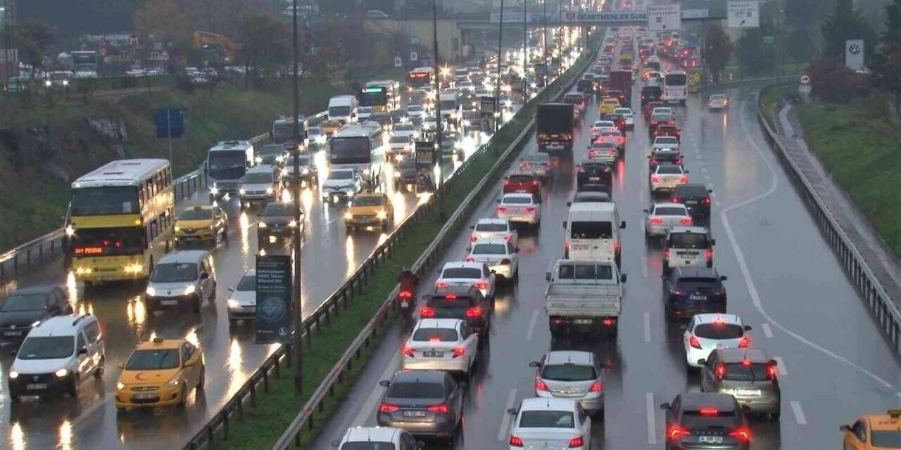 İstanbul’da sağanak yağış etkili oldu: İş çıkışı trafik kilitlendi