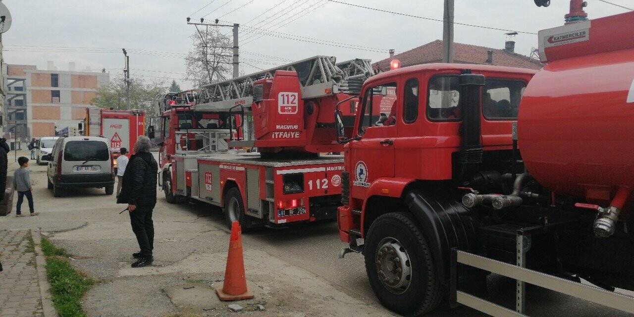 Çatı katında yakılan çöpler ekipleri harekete geçirdi
