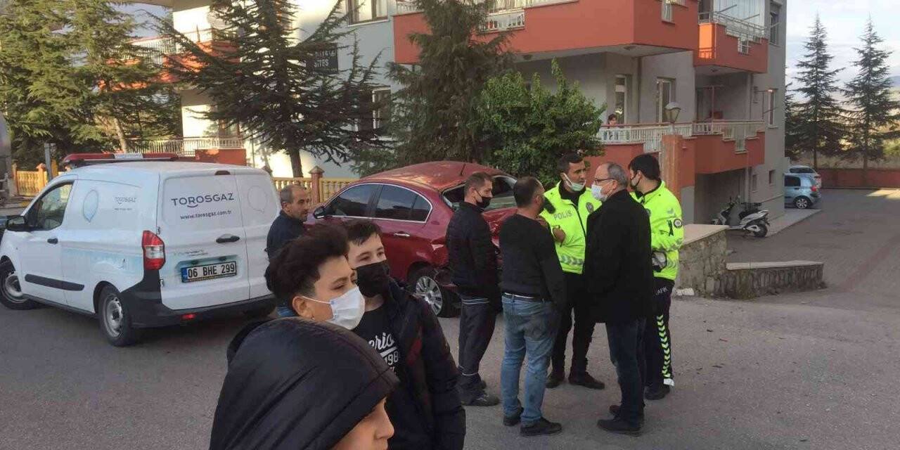 Direksiyon hakimiyetini kaybetti park halindeki 3 otomobile çarptı