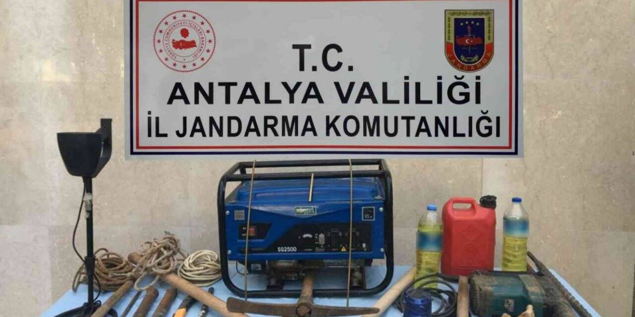 Antalya’da kaçak kazıya 3 gözaltı