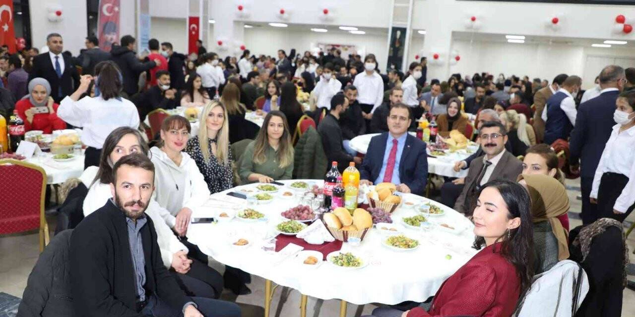 Hakkari’de öğretmenler onuruna yemek