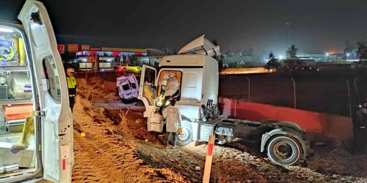 Çekicinin çarptığı minibüs şarampole yuvarlandı: 14 yaralı