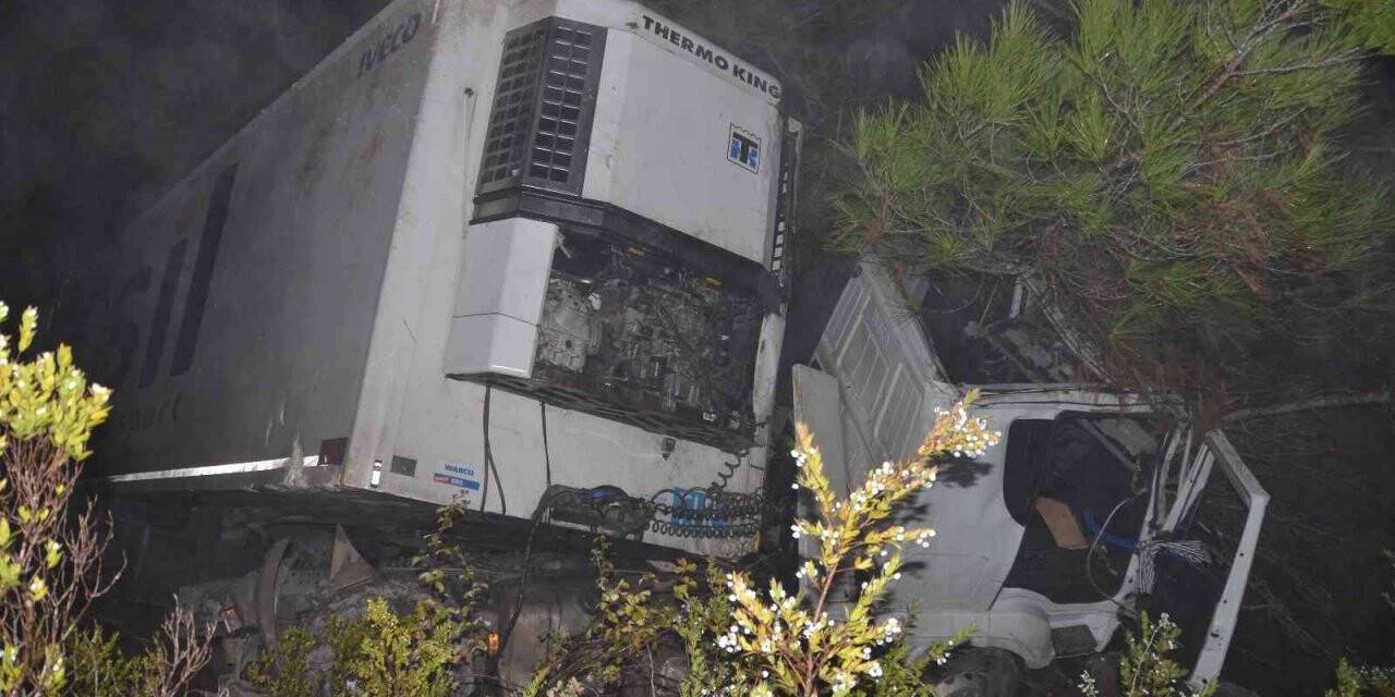 Antalya’da tır uçuruma yuvarlandı: 1 yaralı