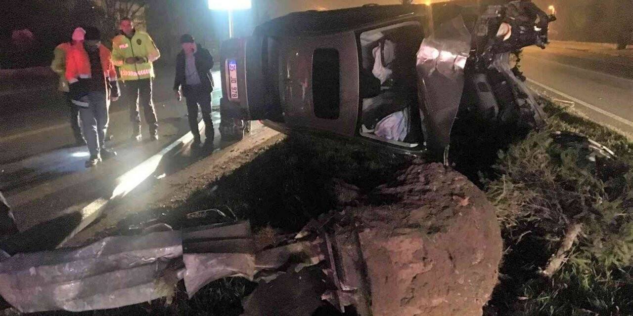 Çarptığı aydınlatma direğini kökünden söktü: 1 yaralı