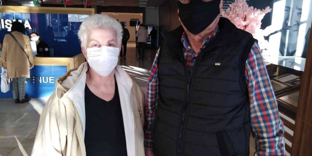 75’lik çift aşıya el ele geldi, gençlere seslendi: “Bir an evvel aşı olun”