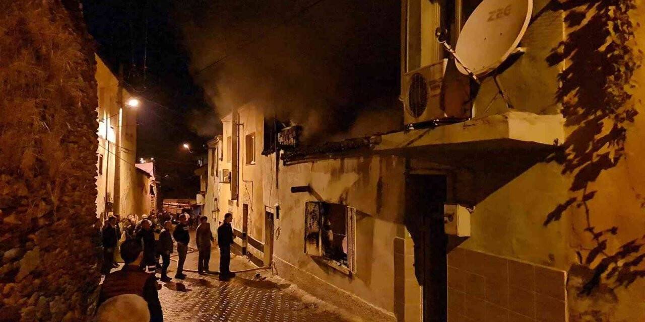 Tire’de müstakil ev çıkan yangında küle döndü