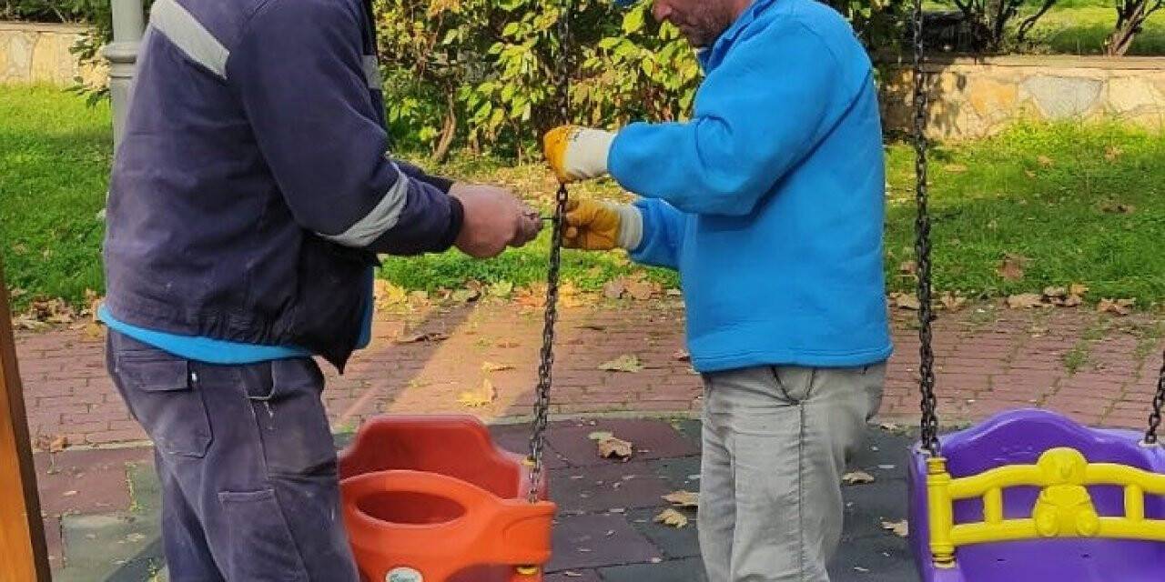Çocuk oyun grupları ile spor aletlerinin bakımları yapılıyor