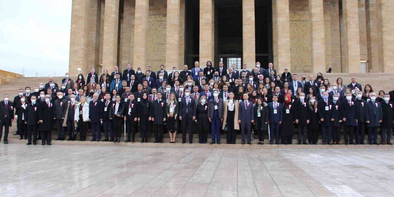 Bakan Özer ve öğretmenler Başöğretmen’in huzurunda