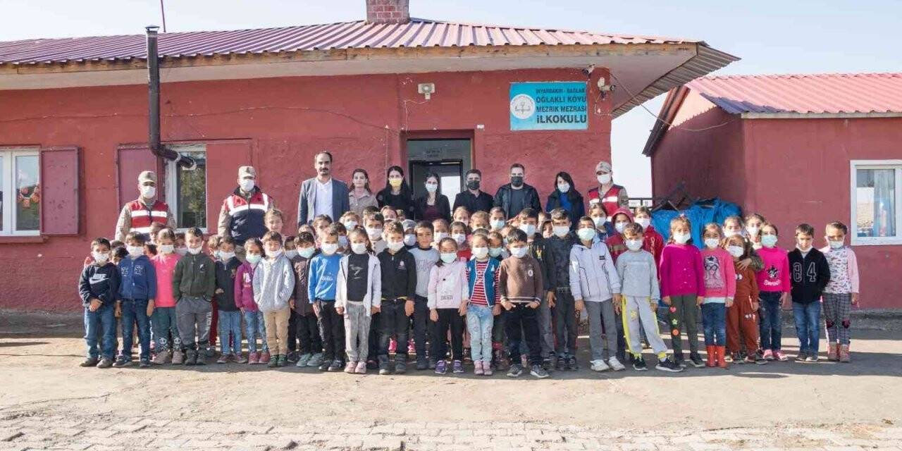 Diyarbakır’da jandarma, öğretmenler gününü kutladı
