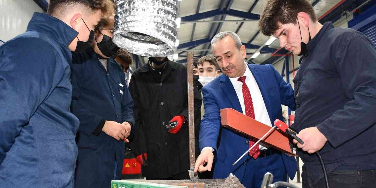 Kurulan atölyelerle öğrencilerin, iş gücü piyasasına dahil olmaları amaçlanıyor
