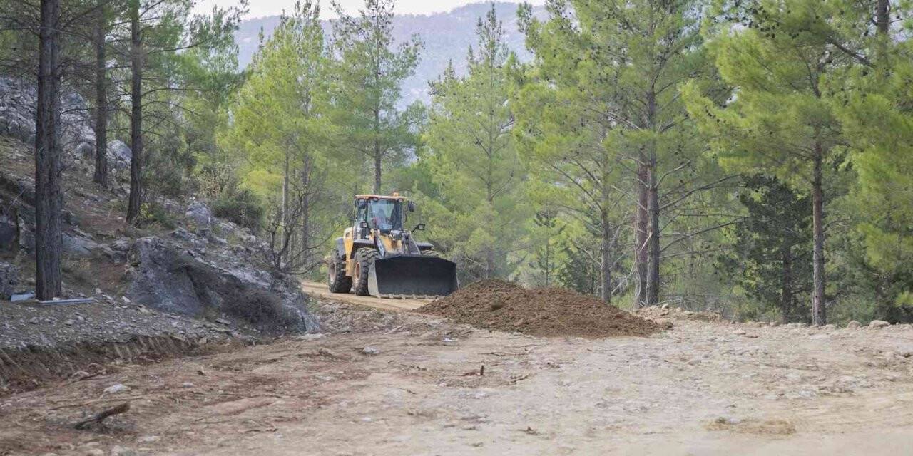 Mersin Büyükşehir Belediyesi, yol çalışmalarına devam ediyor
