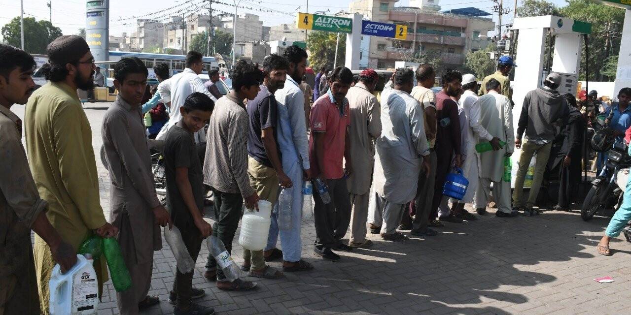 Pakistan’da akar yakıt istasyonları önünde uzun kuyruklar oluştu