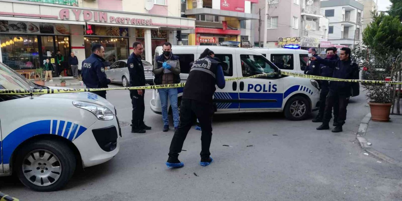 İzmir’de polisin sırtından bıçaklandığı an kamerada